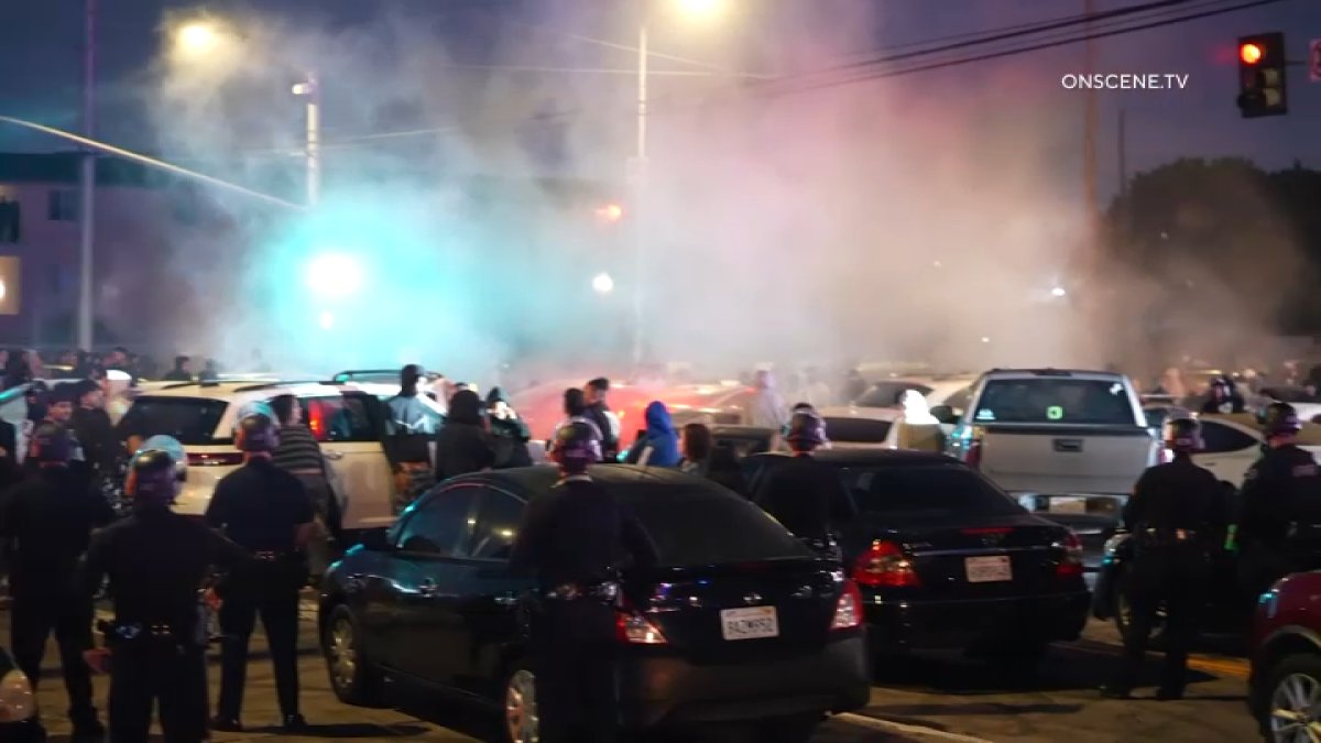 Operativo contra un ‘street takeover’ en Harbor Gateway deja casi 70 arrestos y 200 autos remolcados
