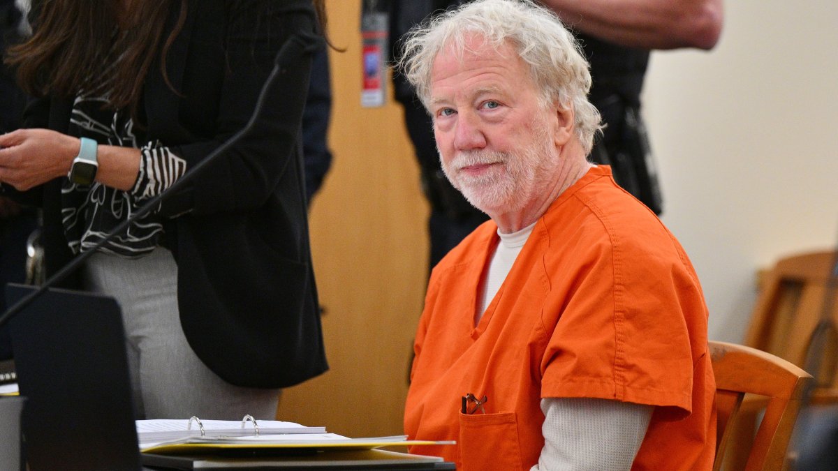 Juez de Nuevo México desestima cargos de abuso sexual infantil contra el actor Timothy Busfield
