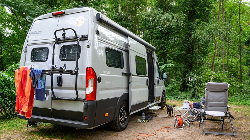 17 August 2026, Brandenburg, Limsdorf: A motorhome is parked at the nature campground on Springsee. The campground, which has been in operation since 1923, is located directly on the shore of the idyllic Springsee, which covers an area of about 58 hectares in the Oder-Spree district. Today, it can accommodate around 300 campers. The Office of Statistics plans to release Brandenburg’s mid-year tourism figures today. Photo: Patrick Pleul/dpa (Photo by Patrick Pleul/picture alliance via Getty Images)