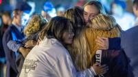 Dos estudiantes murieron esta semana en un tiroteo escolar en Santa Clarita, California. El presunto tirador, un estudiante de 16 años, murió...