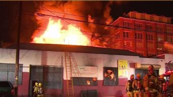 Incendio destruye empresa de telas en Los Ángeles