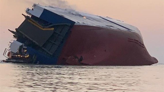 Hallan con vida a los tripulantes de buque volcado