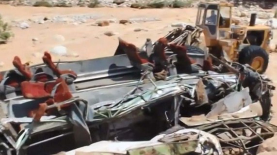 Tragedia: 14 muertos al volcarse autobús en un puente