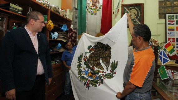 Fabricante de banderas lucha contra la competencia china