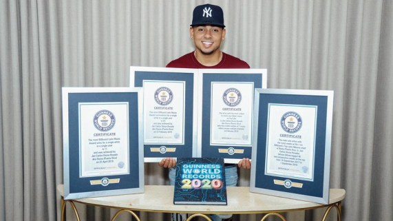 Ozuna recibe cuatro récords Guinness