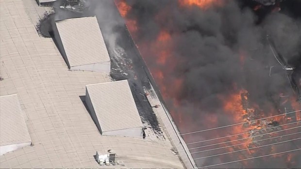 Voraz incendio destruye negocio en Boyle Heights