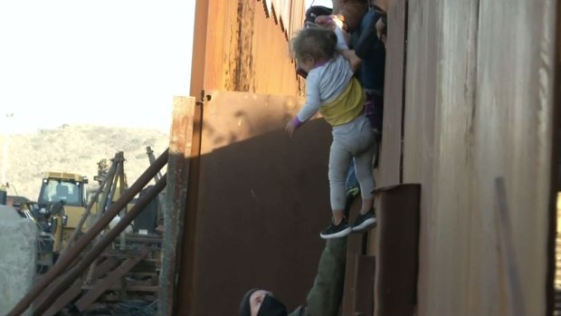 Desgarrador: familia con niño salta el muro