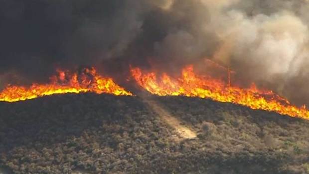 Video: Incendio amenaza a Fullerton y La Habra