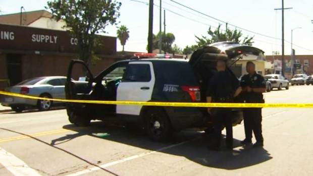 Video: Investigan a policías que mataron a mujer armada