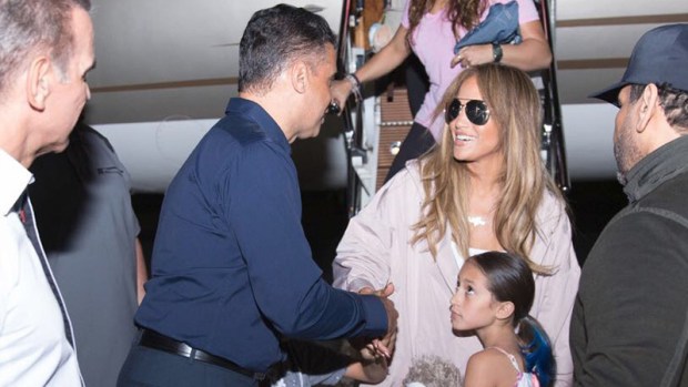 JLo llega acompañada y con mini vestido a República Dominicana