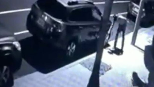 Video: Cacería por hombre que dañó autos