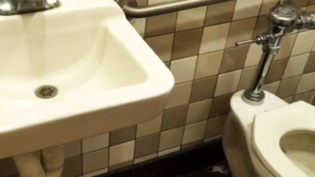 Video: Recompensa tras hallazgo de cámara en baño