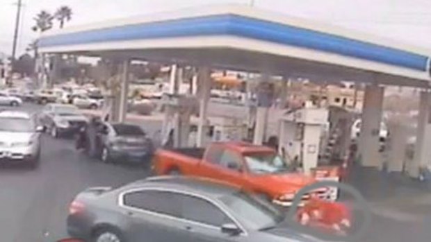 Video: Le aplasta las piernas y se da a la fuga