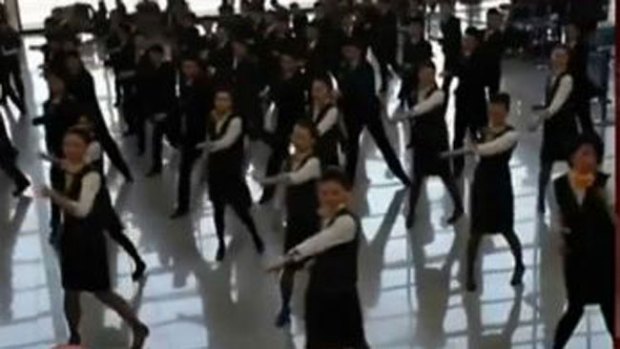 Video: No creerás lo que hacen bailando así