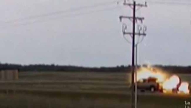 Video: Rayo impacta en una camioneta
