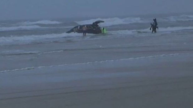 Video: Madre lanza auto al mar, con sus 3 hijos