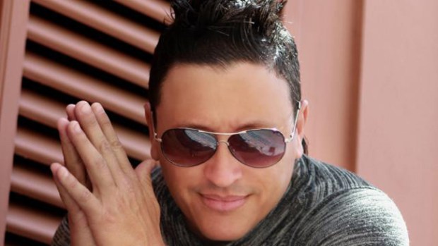 Video: Elvis Crespo vuelve a las andadas