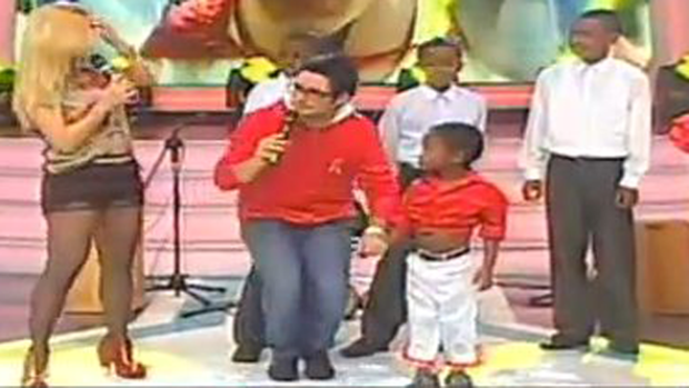 Video: Presentadora niega beso a niño negro