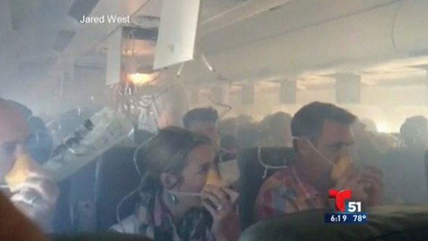 Video: Pánico por explosión en pleno vuelo