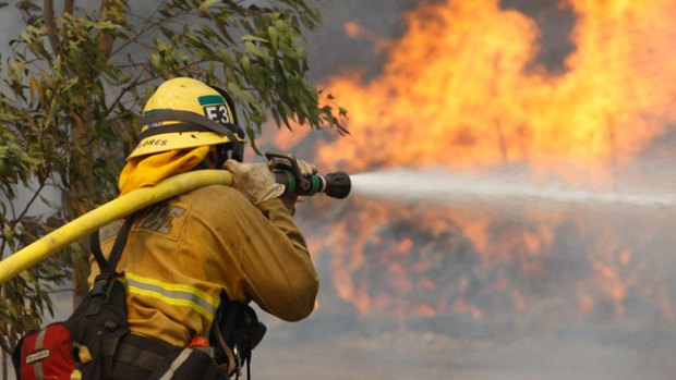 Video: Clima ayuda lucha contra incendio