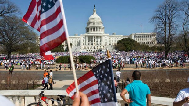 Video: Inmigrantes esperan medida de Obama