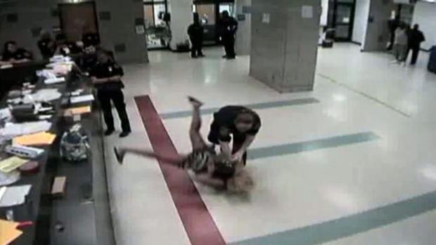 Video: Demanda por uso de fuerza excesiva