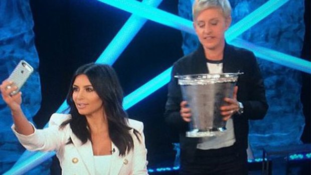 Video: ¡Kim Kardashian hace el reto enjoyada!