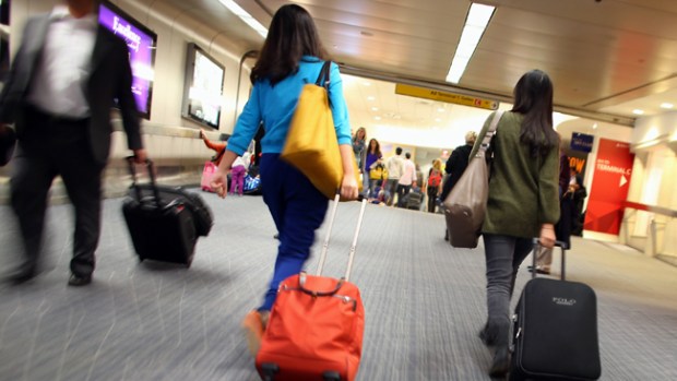 Video: Hombre apuñala a 11 en un aeropuerto