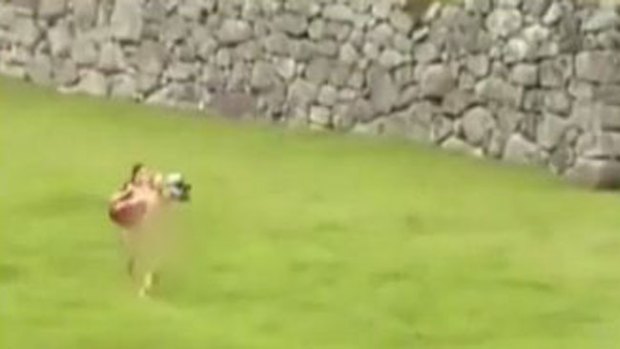 Video: Turistas desnudos en Macchu Picchu