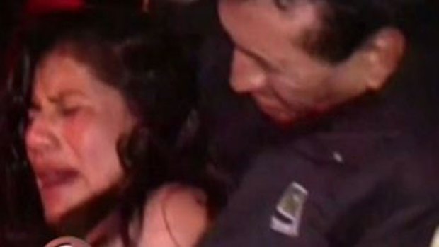 Video: Mujer muerde en la cara a policía