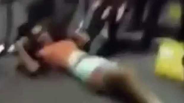 Video: Mujer recibe brutal golpiza en México