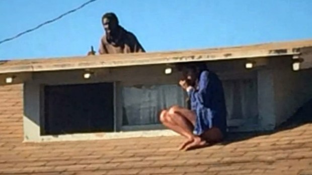 Video: Mujer aterrada se esconde de invasor