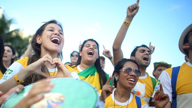 Video: Jóvenes en Brasil celebran al Papa