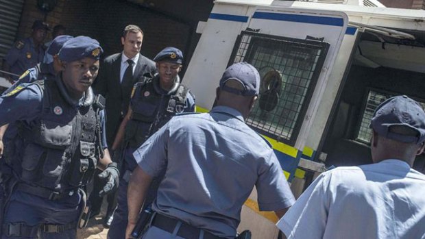 Video: Oscar Pistorius ingresa en prisión