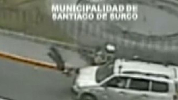 Video: Policías saltan por los aires tras choque