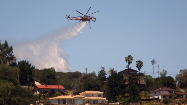 Video: Controlan llamas en el sur de California