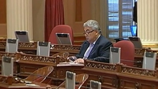 Video: La justicia busca a senador de California