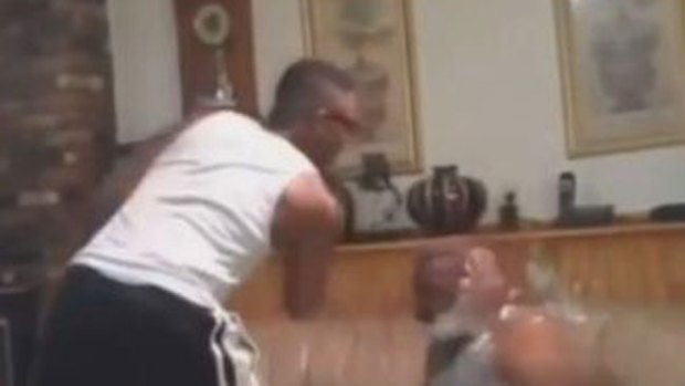 Video: Smack him: brutal juego causa alarma