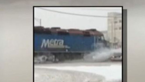 Video: Impacto: tren se lleva por delante a auto