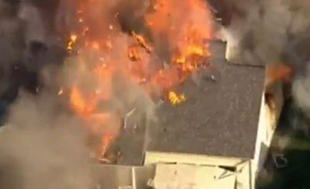 Video: Brutal explosión de casa tras balacera