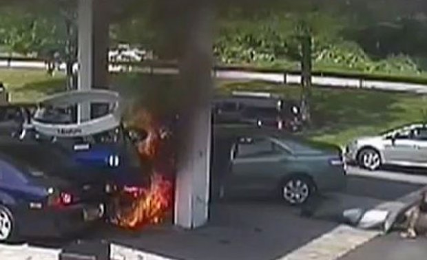 Video: Explota surtidor tras impacto de auto