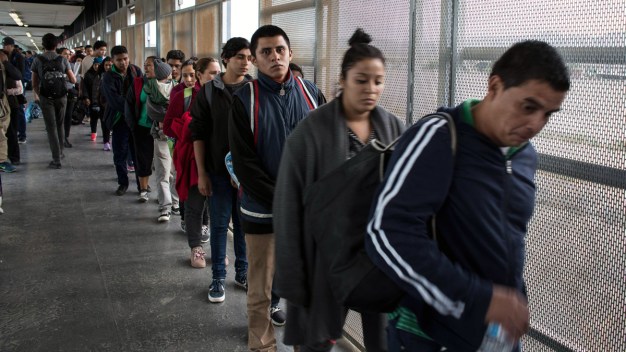 Dónde solicitar recursos y ayuda migratoria 