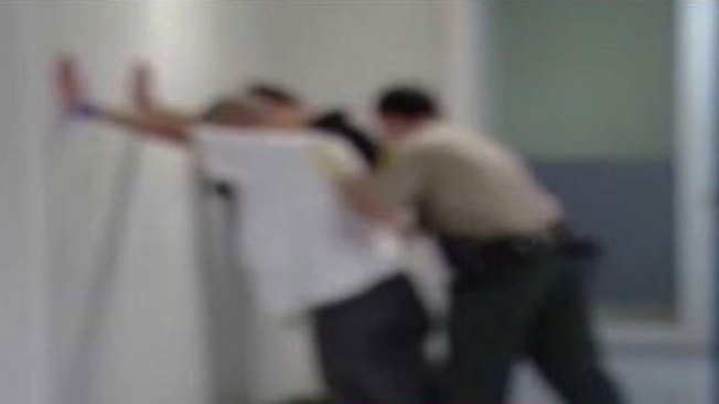 Arrestan a hombre por hacer citas sexuales con menores
