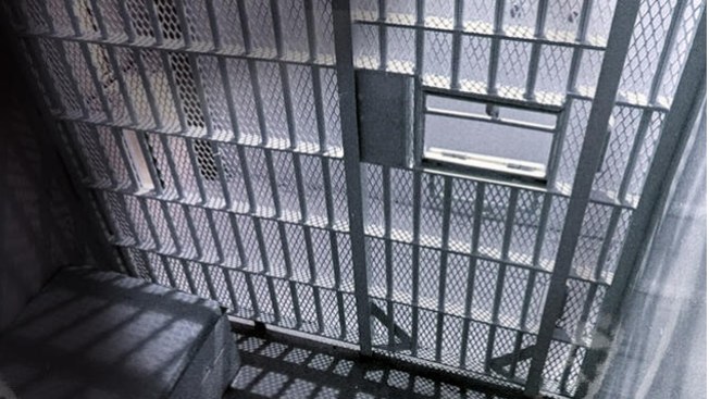 Arrestan a tres por abuso sexual