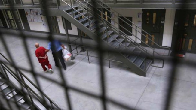 Arrestan a hombre por hacer citas sexuales con menores