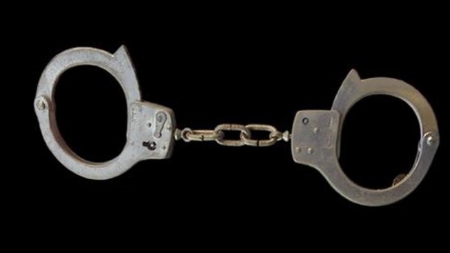 Arrestan a hombre por hacer citas sexuales con menores