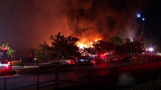 Incendio arrasa con edificio histórico