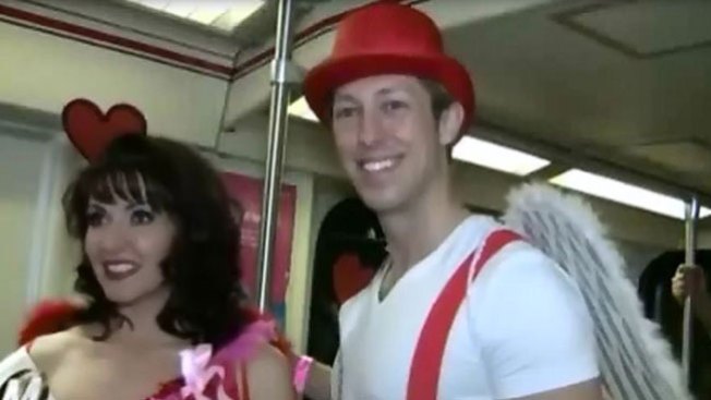 Cupido "flechó" a solteros en metro