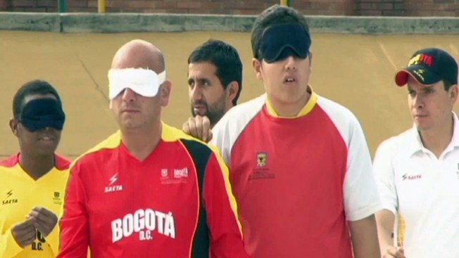 Juegan fútbol a ciegas, ¿te atreves?
