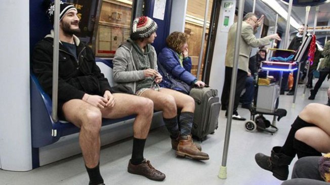 Fuera ropa en metro de Los Ángeles